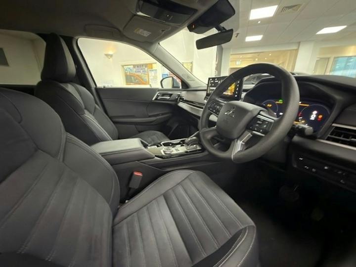  Mitsubishi Outlander PHEV 2.4 22.7kwh Nativa SUV 5dr Petrol Plug In Hybrid Cvt 4wd Euro 6 (s/s) (299 Ps) 2026