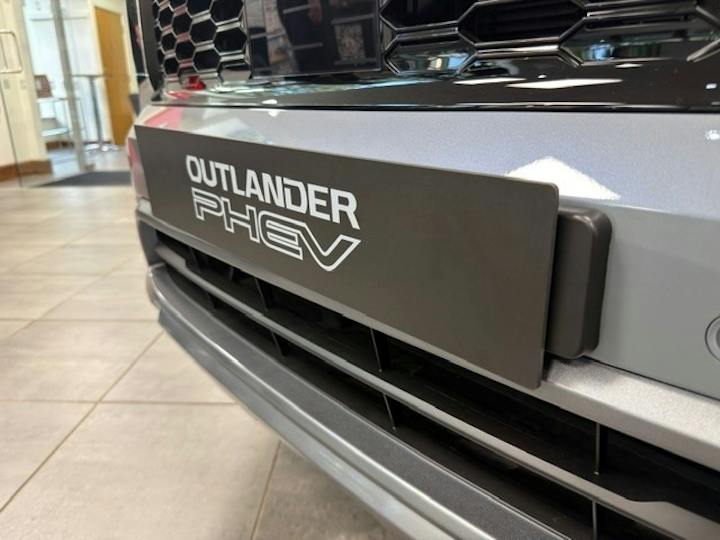  Mitsubishi Outlander PHEV 2.4 22.7kwh Nativa SUV 5dr Petrol Plug In Hybrid Cvt 4wd Euro 6 (s/s) (299 Ps) 2026